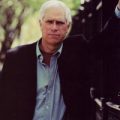 La mulţi ani, John Sandford!