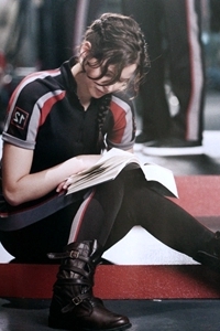 Ce citeşte Jennifer Lawrence (Katniss Everdeen)?